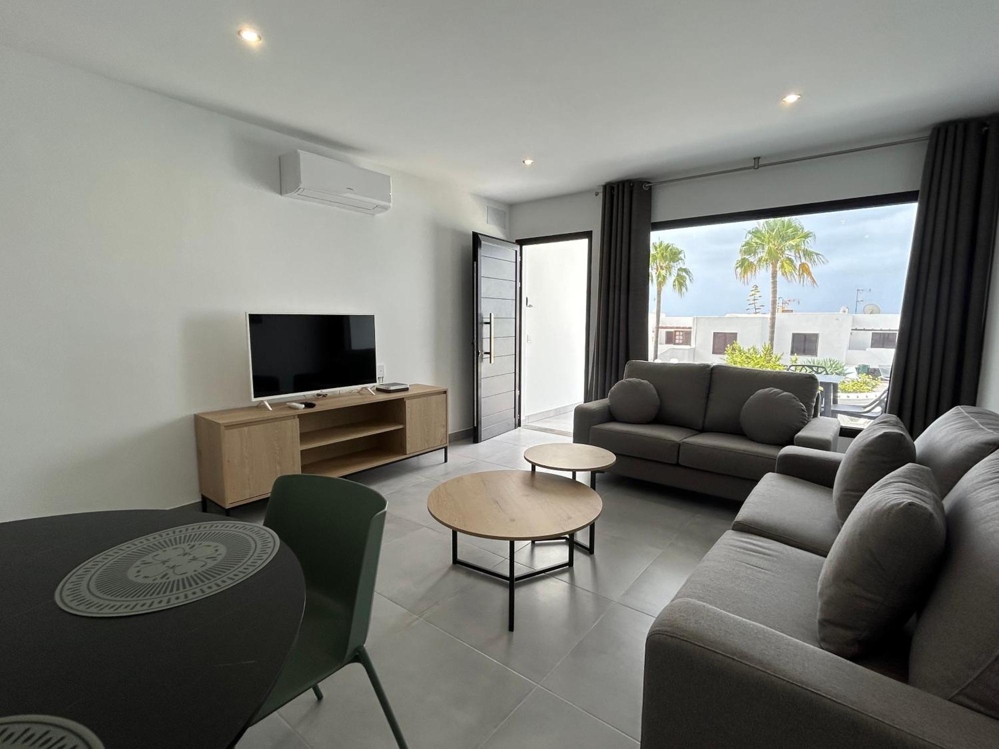 Stunning 2 Bedroom Seafront Apartment Puerto del Carmen  Luaran gambar
